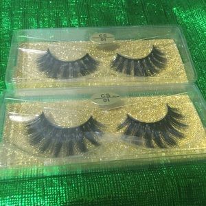 2pairs of eyelashes